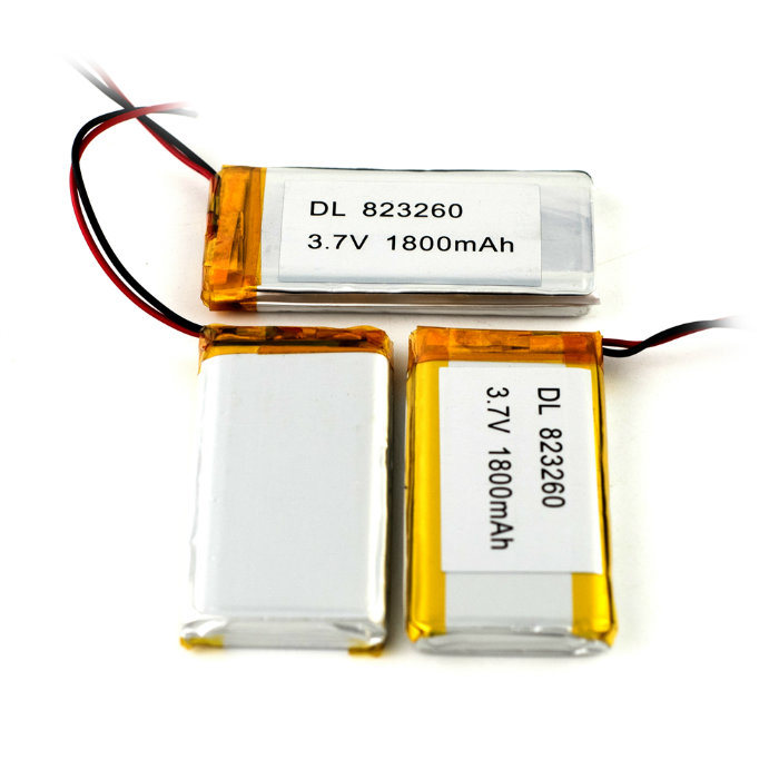 Batterie de polymère lithium rechargeable 3.7V 823260 1800MAH Cellules de batterie de polymère lithium-ion pour la banque de puissance mobile